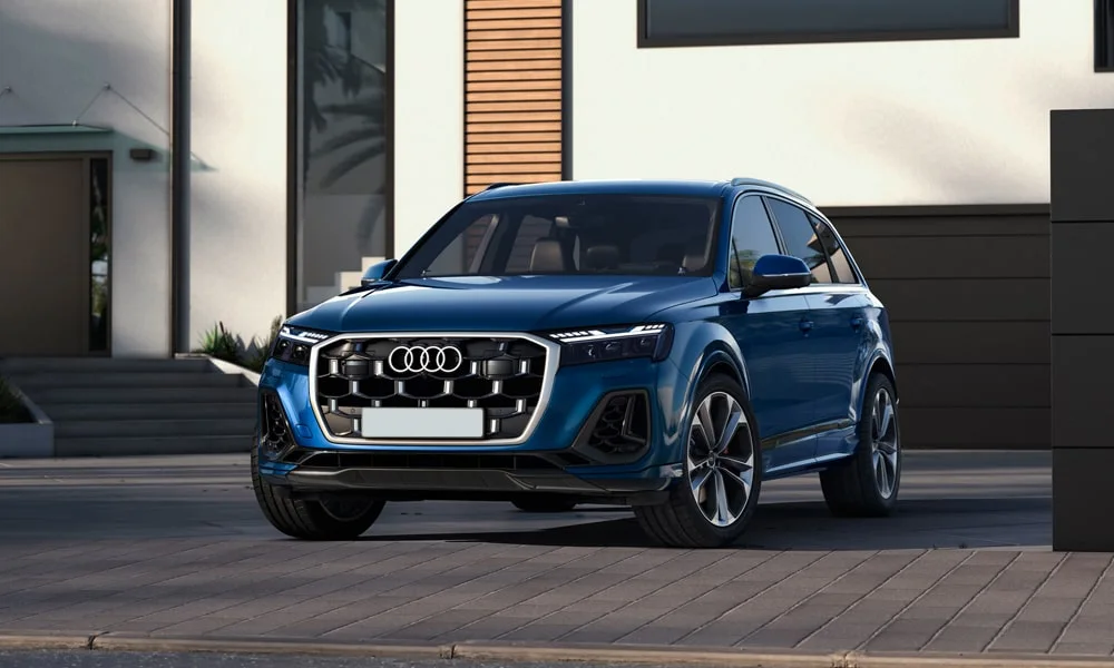 Фото Audi Q7 (2024) — вид спереди, фото 9. Оптика, решётка и бампер — первое впечатление о модели. Рисунок ходовых огней — подпись модели, по нему её узнают в потоке Audi Q7 (2024) — вид спереди, фото 9