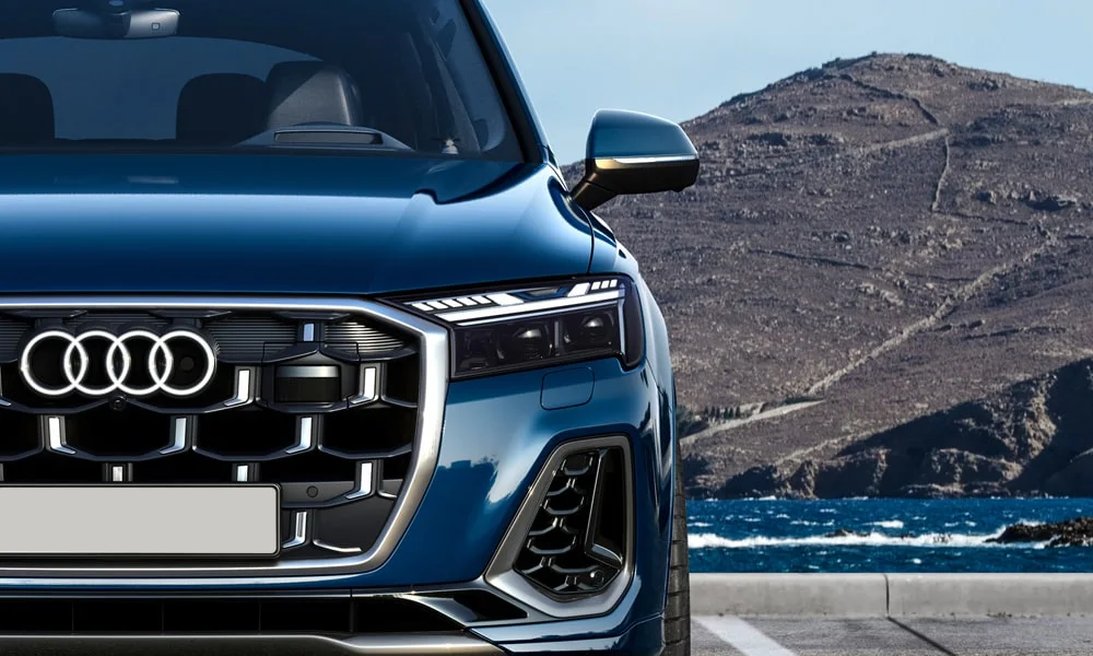 Фото Audi Q7 (2024) — вид спереди, фото 10. Анфас: пропорции капота, посадка кузова и графика ходовых огней. Дневные ходовые огни включаются автоматически с запуском Audi Q7 (2024) — вид спереди, фото 10