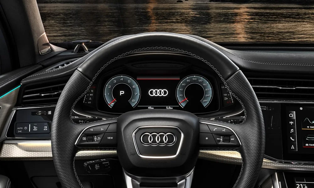 Фото Audi Q7 (2024) — приборная панель. Скорость, запас хода и подсказки ассистентов перед глазами Audi Q7 (2024) — приборная панель