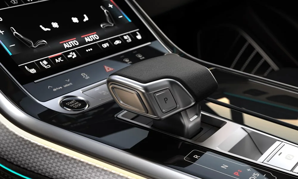 Фото Audi Q7 (2024) — селектор коробки передач. Селектор трансмиссии на центральной консоли. Режимы движения и электронный ручник собраны рядом с селектором Audi Q7 (2024) — селектор коробки передач