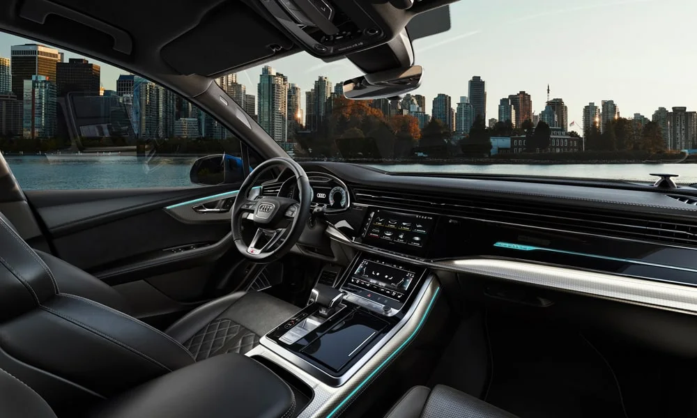 Фото Audi Q7 (2024) — интерьер. Общий план салона: архитектура панели, консоль и кресла. Уровень отделки читается по стыкам панелей и мягким поверхностям в зонах касания Audi Q7 (2024) — интерьер