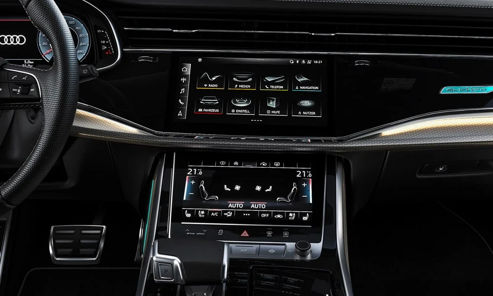 Фото Audi Q7 (2024) — экран мультимедиа. Интерфейс медиасистемы крупным планом Audi Q7 (2024) — экран мультимедиа