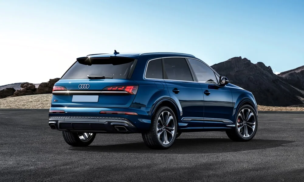 Фото Audi Q7 (2024) — вид сзади, фото 3. Синий кузов сзади — фонари и бампер определяют ночной образ модели Audi Q7 (2024) — вид сзади, фото 3