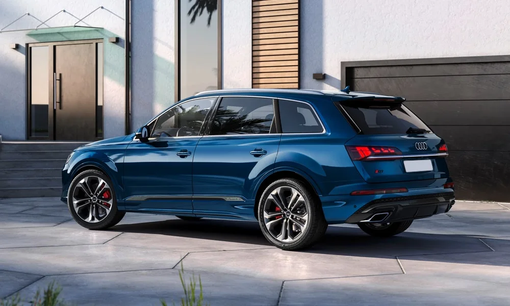 Фото Audi Q7 (2024) — вид сзади, фото 4. Линия крыши, стойки и задняя дверь в синем исполнении Audi Q7 (2024) — вид сзади, фото 4
