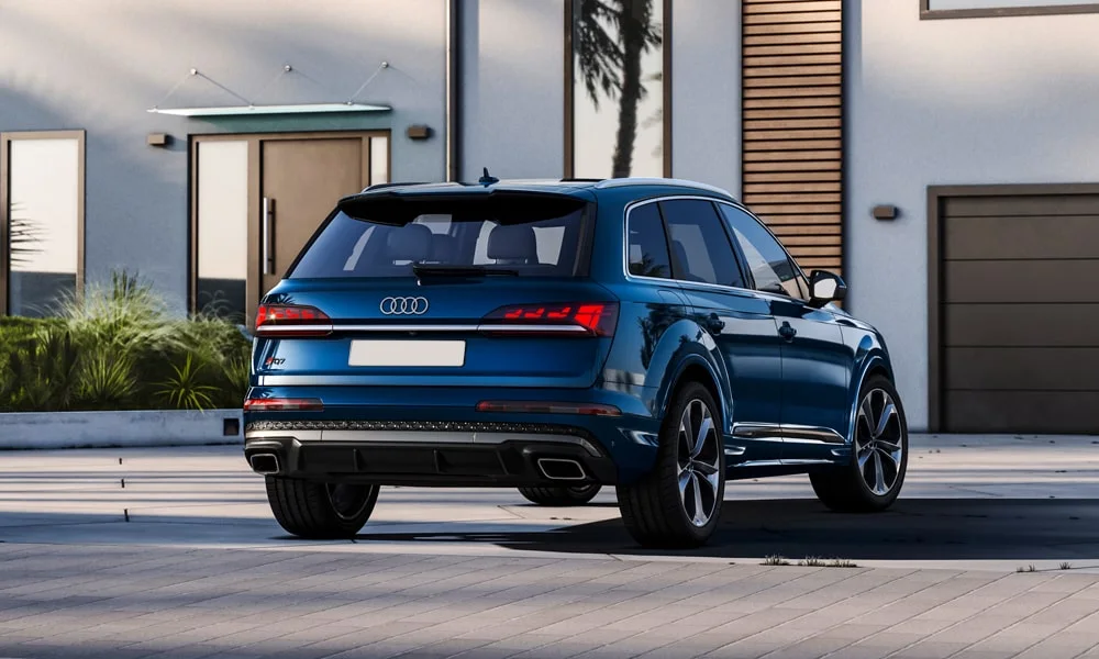 Фото Audi Q7 (2024) — вид сзади, фото 8. Графика фонарей, бампер и оформление пятой двери. Светодиодная полоса или раздельные секции — задняя оптика стала главным украшением кормы Audi Q7 (2024) — вид сзади, фото 8