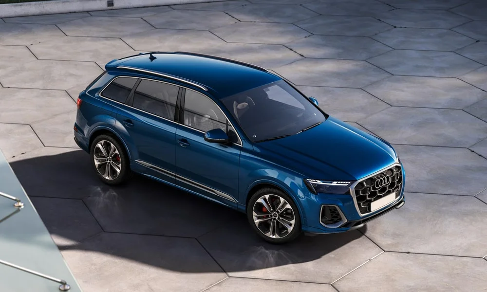 Фото Audi Q7 (2024) — крыша. Линия крыши и панорамное остекление с высоты Audi Q7 (2024) — крыша