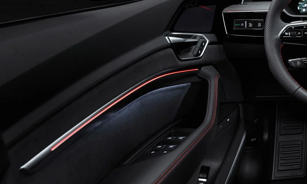 Фото Audi Q8 e-tron (2024) — контурная подсветка. Атмосферная подсветка: световые линии панели и дверей. Цвет и яркость выбираются в настройках; у ряда моделей подсветка реагирует на музыку Audi Q8 e-tron (2024) — контурная подсветка