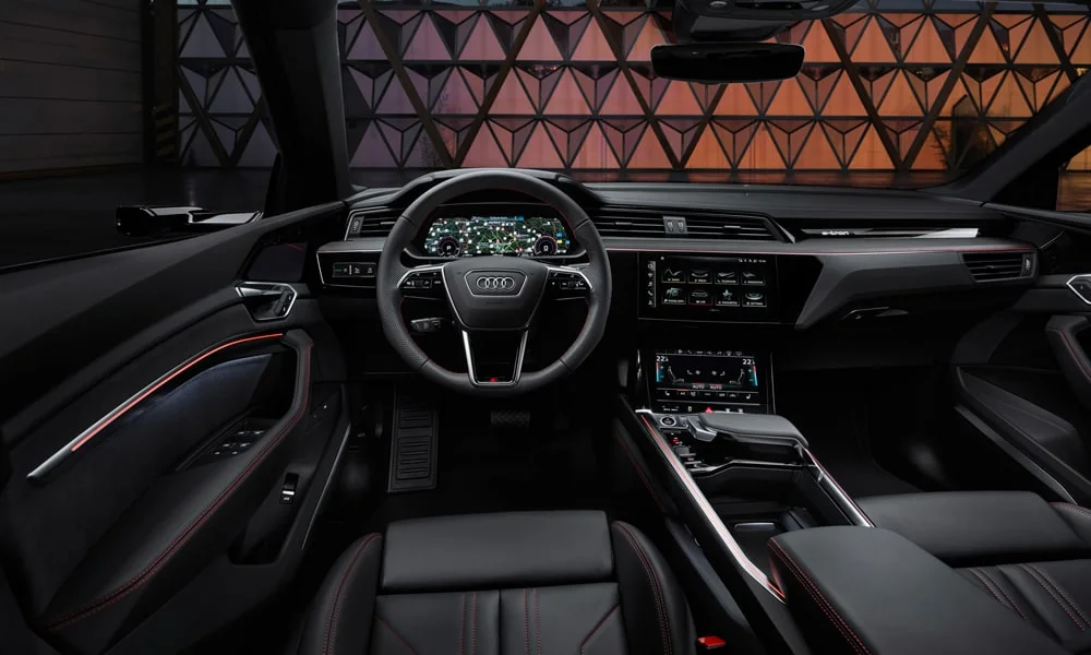 Фото Audi Q8 e-tron (2024) — передняя панель. Компоновка экранов, дефлекторов и консоли. Мягкие материалы верхнего яруса и вставки задают уровень интерьера Audi Q8 e-tron (2024) — передняя панель