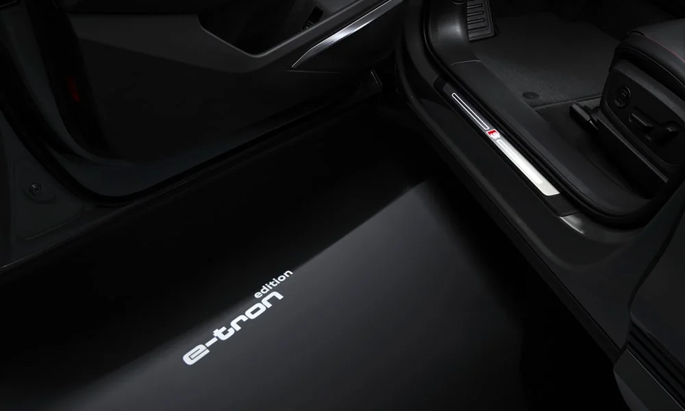 Фото Audi Q8 e-tron (2024) — дверная карта. Подлокотник, динамик и блок стеклоподъёмников. Мягкая вставка в зоне локтя — то, что чувствуешь каждый день Audi Q8 e-tron (2024) — дверная карта