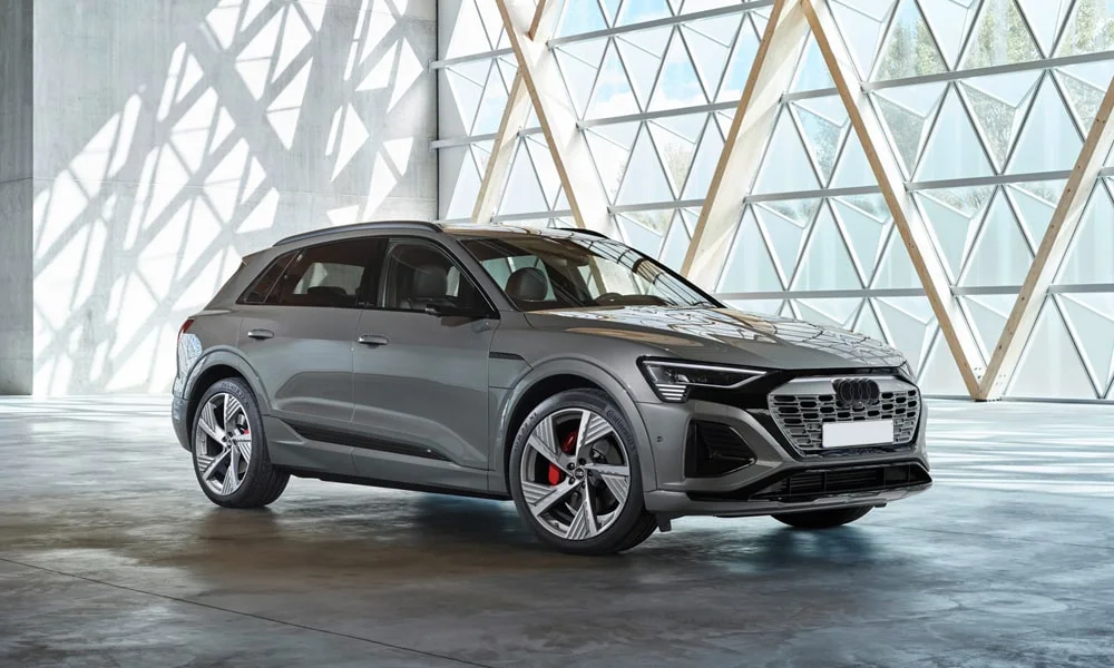 Фото Audi Q8 e-tron (2024) — вид спереди, фото 9. Оптика, решётка и бампер — первое впечатление о модели. Дневные ходовые огни включаются автоматически с запуском Audi Q8 e-tron (2024) — вид спереди, фото 9