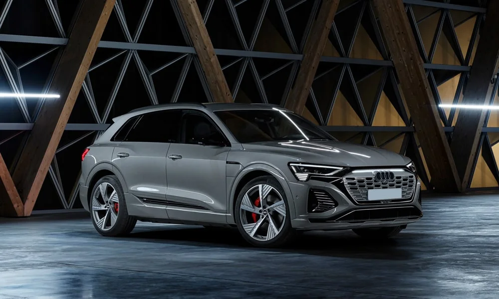 Фото Audi Q8 e-tron (2024) — вид спереди, фото 11. Оптика, решётка и бампер — первое впечатление о модели. Дневные ходовые огни включаются автоматически с запуском Audi Q8 e-tron (2024) — вид спереди, фото 11