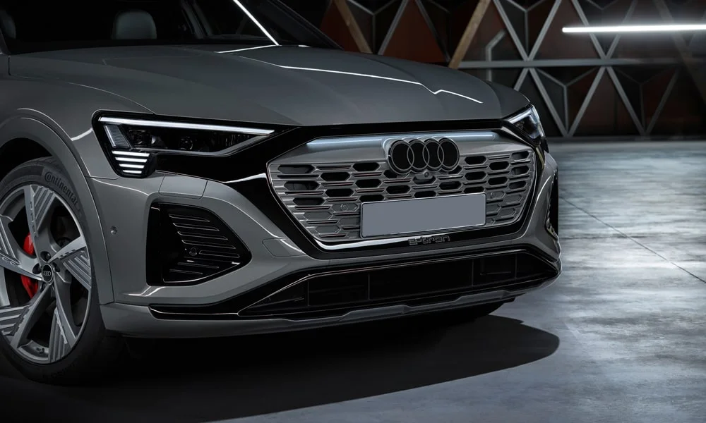 Фото Audi Q8 e-tron (2024) — вид спереди, фото 12. Анфас: пропорции капота, посадка кузова и графика ходовых огней Audi Q8 e-tron (2024) — вид спереди, фото 12