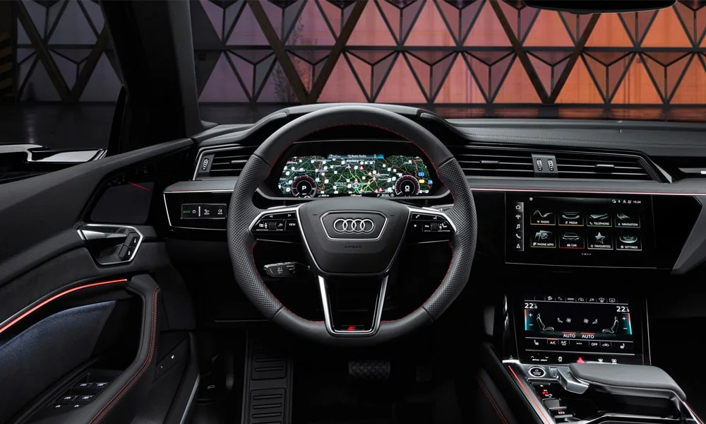 Фото Audi Q8 e-tron (2024) — приборная панель. Экран приборов за рулём — вся ходовая информация перед глазами. Компоновка приборов настраивается в меню у большинства версий Audi Q8 e-tron (2024) — приборная панель