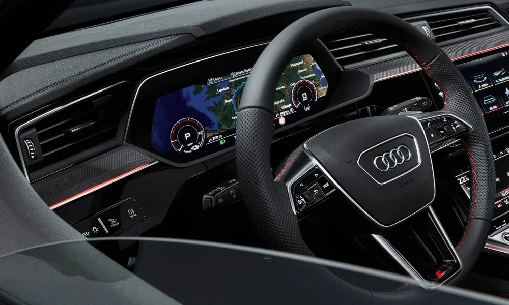Фото Audi Q8 e-tron (2024) — приборная панель, фото 2. Скорость, запас хода и подсказки ассистентов перед глазами. Запас хода и расход выводятся крупно — главные цифры ежедневных поездок Audi Q8 e-tron (2024) — приборная панель, фото 2