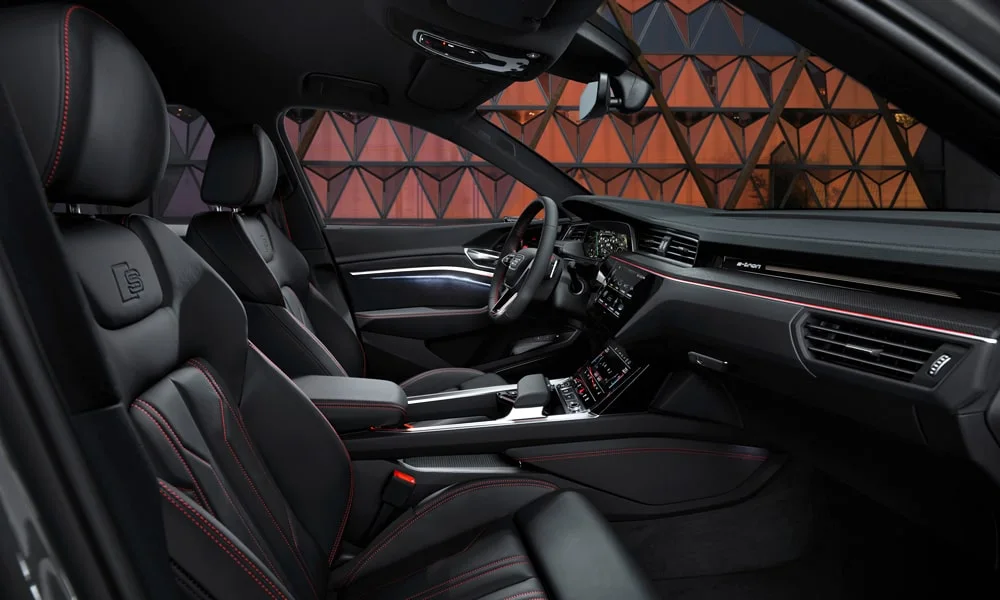 Фото Audi Q8 e-tron (2024) — интерьер, фото 2. Общий план салона: архитектура панели, консоль и кресла. Светлая гамма зрительно расширяет салон, тёмная — практичнее в уходе Audi Q8 e-tron (2024) — интерьер, фото 2