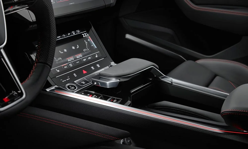 Фото Audi Q8 e-tron (2024) — интерьер, фото 3. Общий план салона: архитектура панели, консоль и кресла Audi Q8 e-tron (2024) — интерьер, фото 3