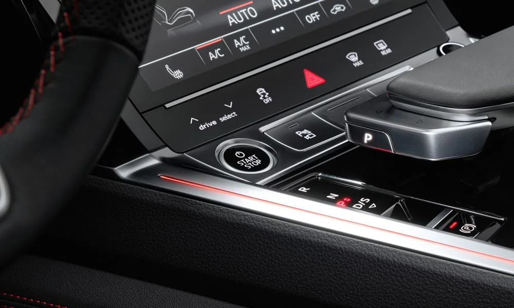 Фото Audi Q8 e-tron (2024) — интерьер, фото 5. Общий план салона: архитектура панели, консоль и кресла. Уровень отделки читается по стыкам панелей и мягким поверхностям в зонах касания Audi Q8 e-tron (2024) — интерьер, фото 5