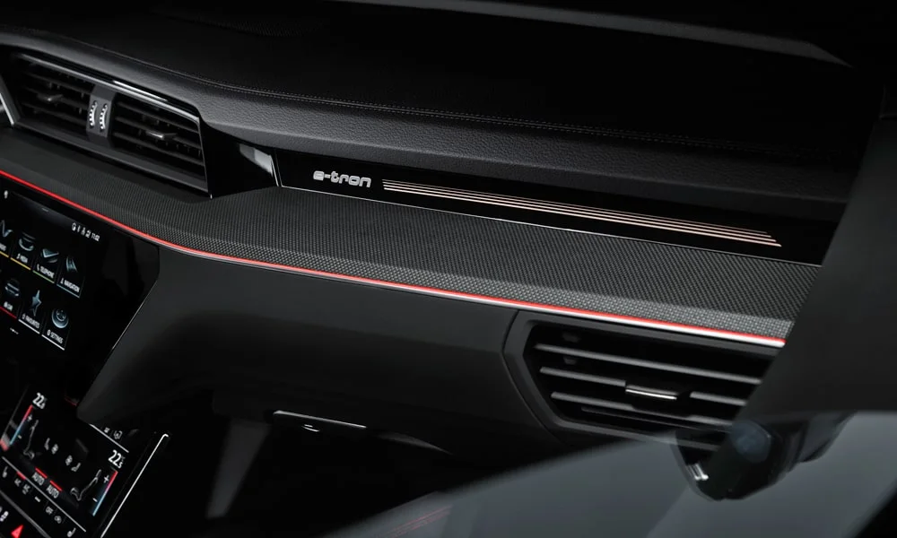 Фото Audi Q8 e-tron (2024) — интерьер, фото 6. Общий план салона: архитектура панели, консоль и кресла. Уровень отделки читается по стыкам панелей и мягким поверхностям в зонах касания Audi Q8 e-tron (2024) — интерьер, фото 6