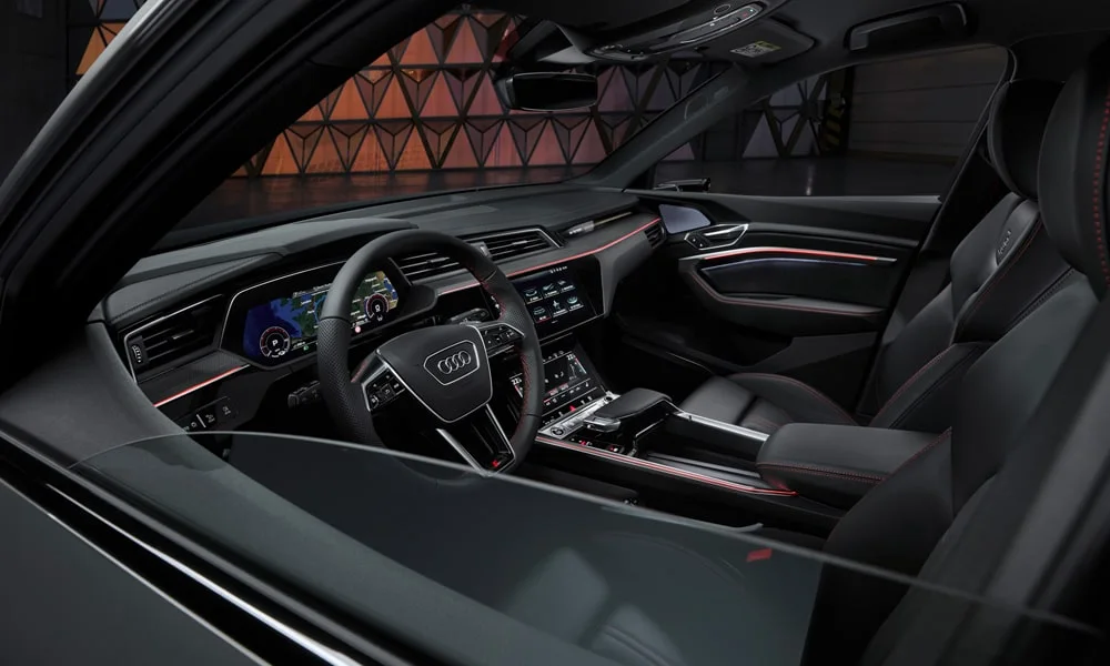 Фото Audi Q8 e-tron (2024) — интерьер, фото 7. Общий план салона: архитектура панели, консоль и кресла. Уровень отделки читается по стыкам панелей и мягким поверхностям в зонах касания Audi Q8 e-tron (2024) — интерьер, фото 7
