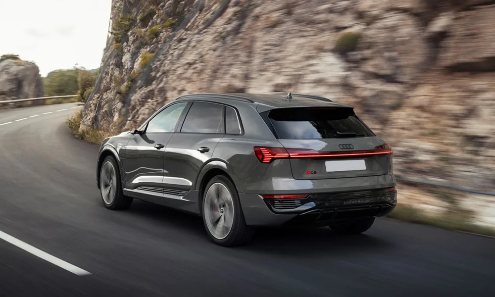 Фото Audi Q8 e-tron (2024) — вид сзади, фото 3. Графика фонарей, бампер и оформление пятой двери Audi Q8 e-tron (2024) — вид сзади, фото 3