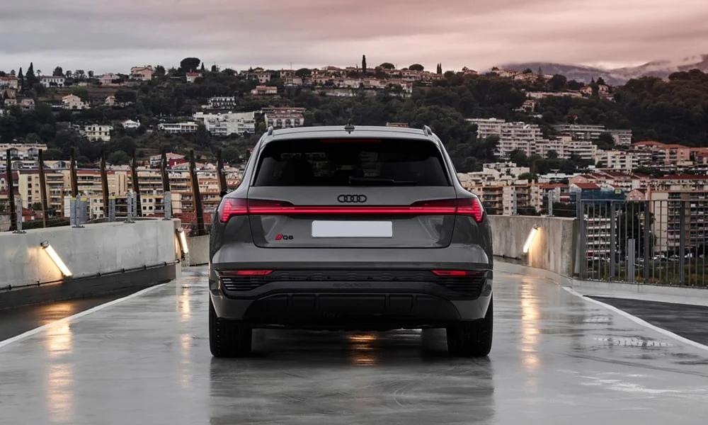Фото Audi Q8 e-tron (2024) — вид сзади, фото 4. Корма в сером цвете: графика фонарей и пластика пятой двери Audi Q8 e-tron (2024) — вид сзади, фото 4