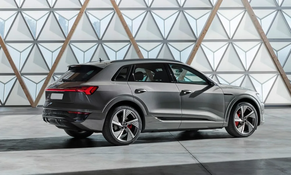 Фото Audi Q8 e-tron (2024) — вид сзади, фото 6. Графика фонарей, бампер и оформление пятой двери. Светодиодная полоса или раздельные секции — задняя оптика стала главным украшением кормы Audi Q8 e-tron (2024) — вид сзади, фото 6