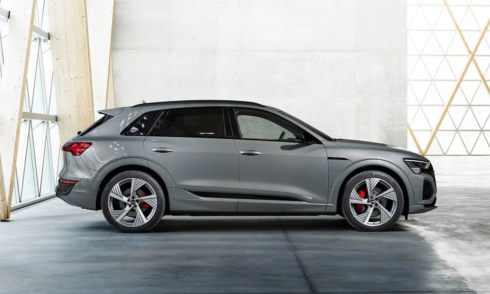 Фото Audi Q8 e-tron (2024) — вид сзади, фото 7. Графика фонарей, бампер и оформление пятой двери. Светодиодная полоса или раздельные секции — задняя оптика стала главным украшением кормы Audi Q8 e-tron (2024) — вид сзади, фото 7