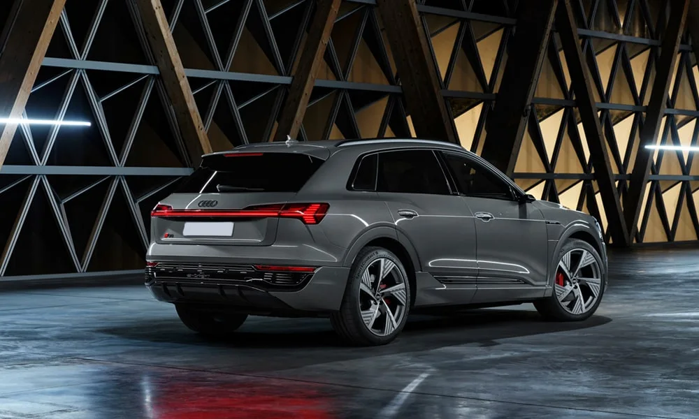 Фото Audi Q8 e-tron (2024) — вид сзади, фото 8. Графика фонарей, бампер и оформление пятой двери. Светодиодная полоса или раздельные секции — задняя оптика стала главным украшением кормы Audi Q8 e-tron (2024) — вид сзади, фото 8