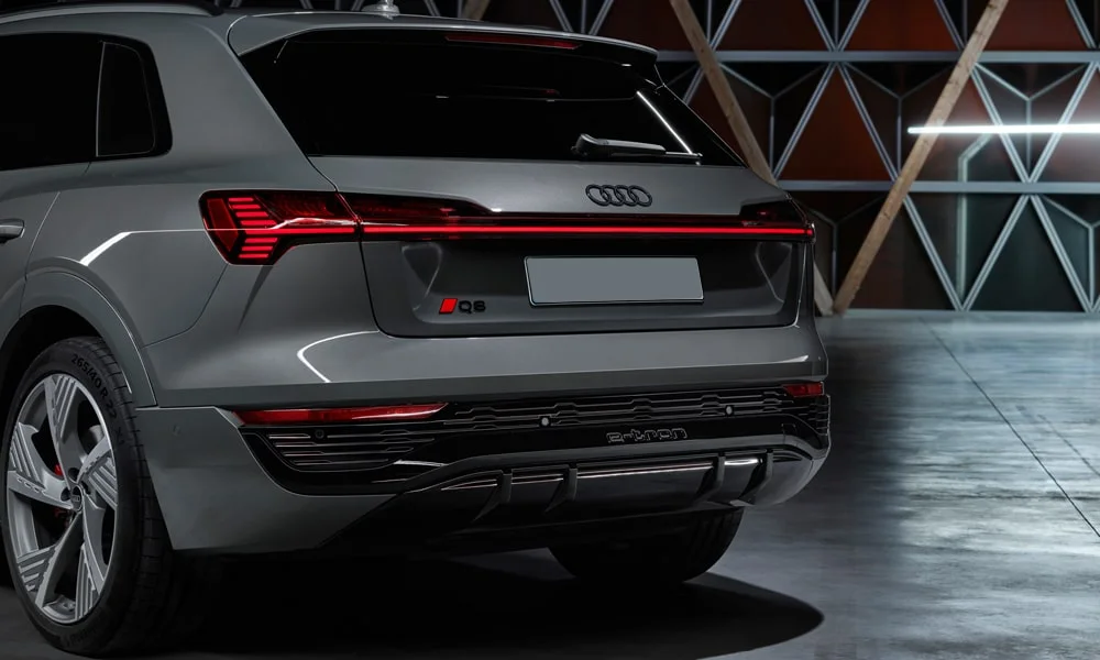Фото Audi Q8 e-tron (2024) — вид сзади, фото 9. Корма в сером цвете: графика фонарей и пластика пятой двери Audi Q8 e-tron (2024) — вид сзади, фото 9