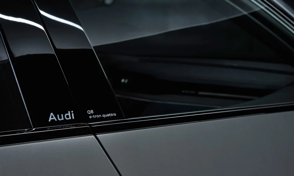 Фото Audi Q8 e-tron (2024) — крыша. Линия крыши и панорамное остекление с высоты. Рейлинги рассчитаны на поперечины для бокса или велокреплений Audi Q8 e-tron (2024) — крыша