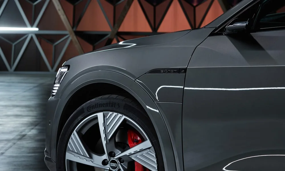 Фото Audi Q8 e-tron (2024) — вид сбоку, фото 2. Профиль в сером цвете: соотношение колёсной базы и свесов. Длинная база — простор второго ряда; короткие свесы упрощают парковку Audi Q8 e-tron (2024) — вид сбоку, фото 2