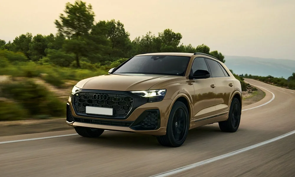 Фото Audi Q8 (2024) — вид спереди, фото 3. Оптика, решётка и бампер — первое впечатление о модели. Рисунок ходовых огней — подпись модели, по нему её узнают в потоке Audi Q8 (2024) — вид спереди, фото 3