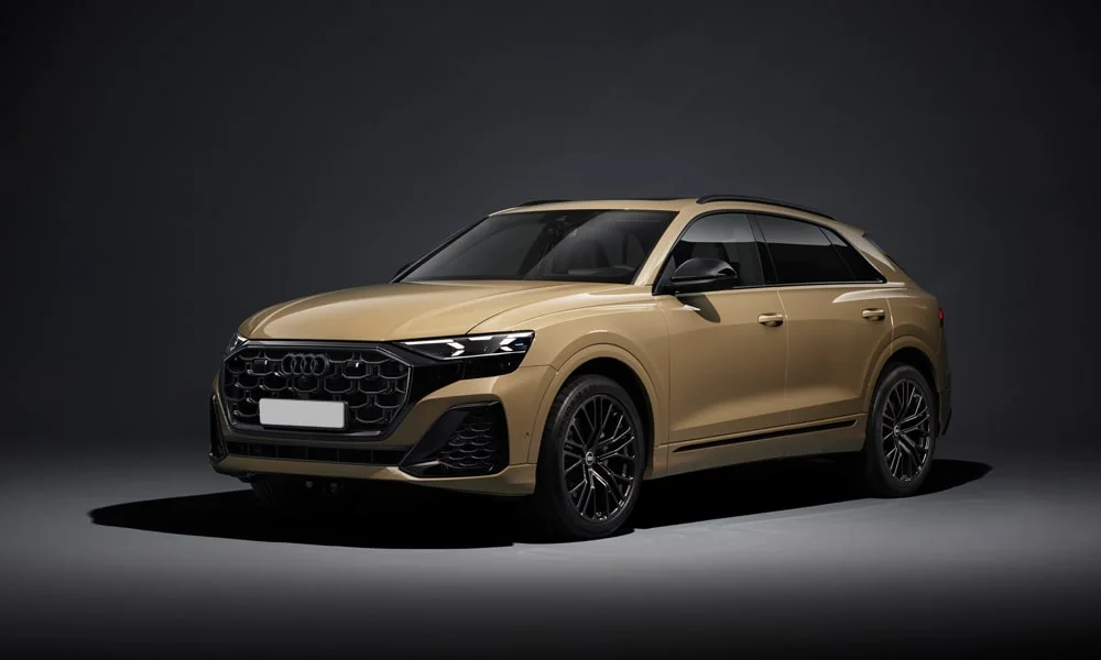 Фото Audi Q8 (2024) — вид спереди, фото 7. Анфас: пропорции капота, посадка кузова и графика ходовых огней Audi Q8 (2024) — вид спереди, фото 7