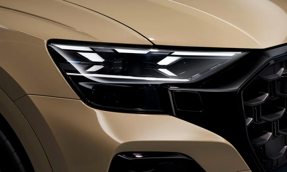 Фото Audi Q8 (2024) — вид спереди, фото 8. Анфас: пропорции капота, посадка кузова и графика ходовых огней. Рисунок ходовых огней — подпись модели, по нему её узнают в потоке Audi Q8 (2024) — вид спереди, фото 8