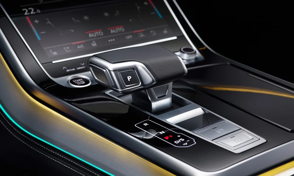 Фото Audi Q8 (2024) — селектор коробки передач. Селектор трансмиссии на центральной консоли. Режимы движения и электронный ручник собраны рядом с селектором Audi Q8 (2024) — селектор коробки передач