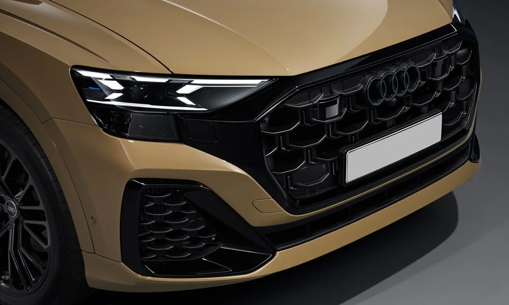 Фото Audi Q8 (2024) — решётка радиатора. Фирменный рисунок облицовки — визитная карточка марки. Активные жалюзи за решёткой закрываются на трассе ради аэродинамики — есть у ряда моделей Audi Q8 (2024) — решётка радиатора