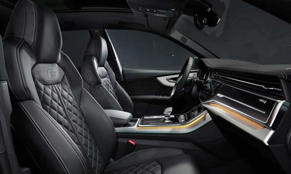Фото Audi Q8 (2024) — интерьер. Общий план салона: архитектура панели, консоль и кресла. Уровень отделки читается по стыкам панелей и мягким поверхностям в зонах касания Audi Q8 (2024) — интерьер