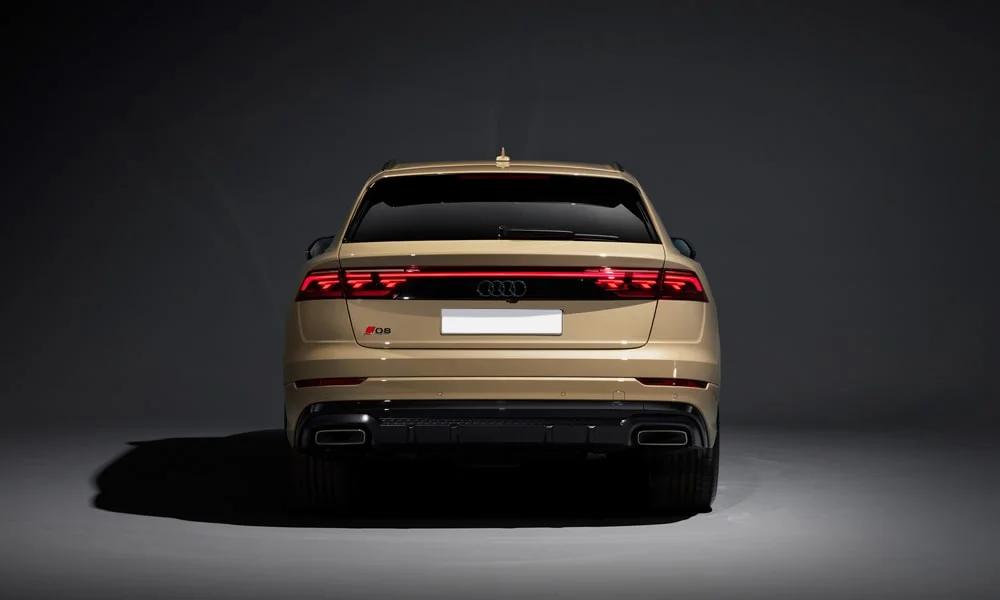 Фото Audi Q8 (2024) — вид сзади, фото 6. Корма в бежевом цвете: графика фонарей и пластика пятой двери Audi Q8 (2024) — вид сзади, фото 6
