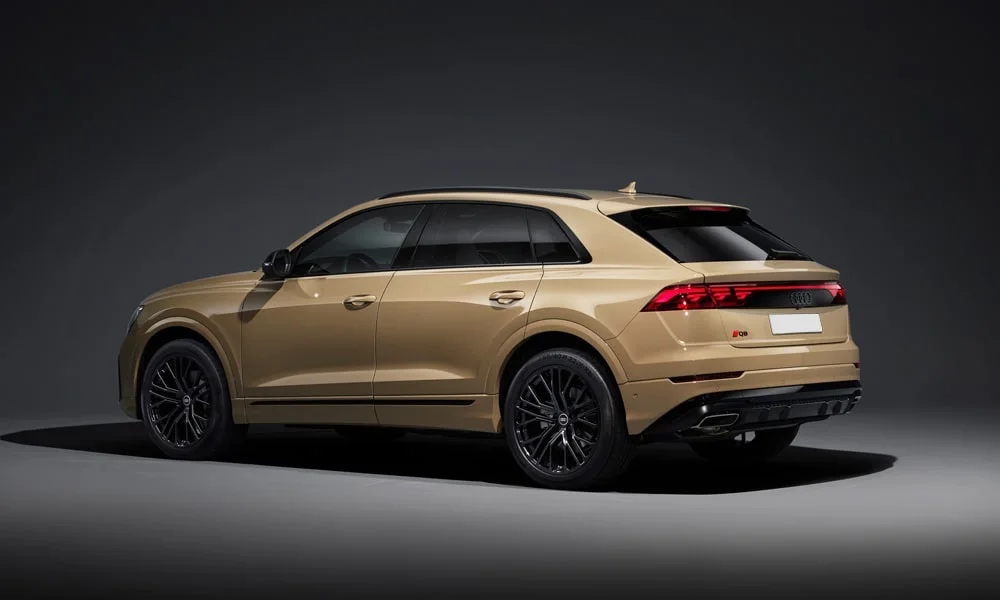 Фото Audi Q8 (2024) — вид сзади, фото 7. Золотистый кузов сзади — фонари и бампер определяют ночной образ модели. Насадки выхлопа или их имитация внизу бампера различают версии Audi Q8 (2024) — вид сзади, фото 7