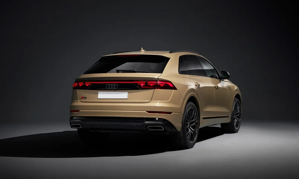 Фото Audi Q8 (2024) — вид сзади, фото 8. Графика фонарей, бампер и оформление пятой двери Audi Q8 (2024) — вид сзади, фото 8