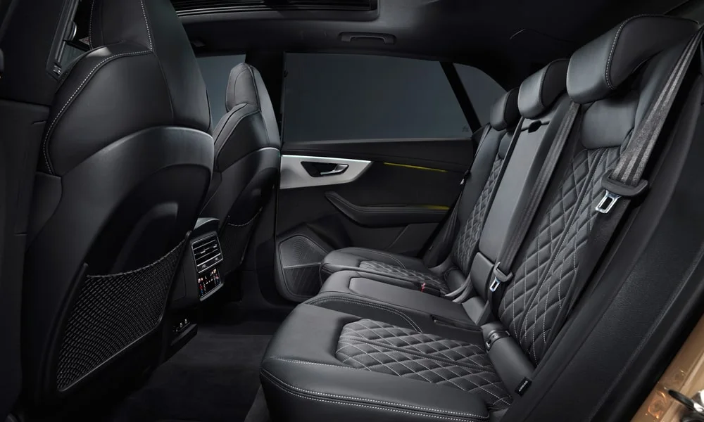Фото Audi Q8 (2024) — задние сиденья. Посадка второго ряда: подголовники и подлокотник Audi Q8 (2024) — задние сиденья