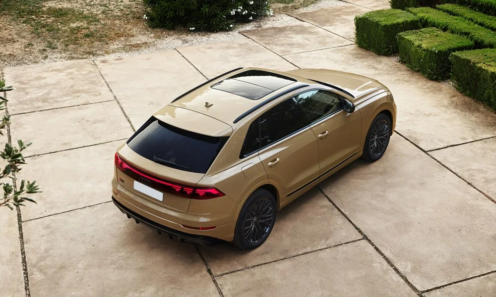 Фото Audi Q8 (2024) — крыша. Крыша сверху: остекление, рейлинги и антенна-плавник. Рейлинги рассчитаны на поперечины для бокса или велокреплений Audi Q8 (2024) — крыша