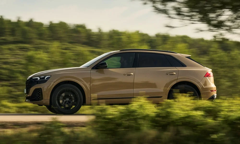 Фото Audi Q8 (2024) — вид сбоку, фото 2. Профиль кузова: колёсная база, свесы и линия остекления Audi Q8 (2024) — вид сбоку, фото 2
