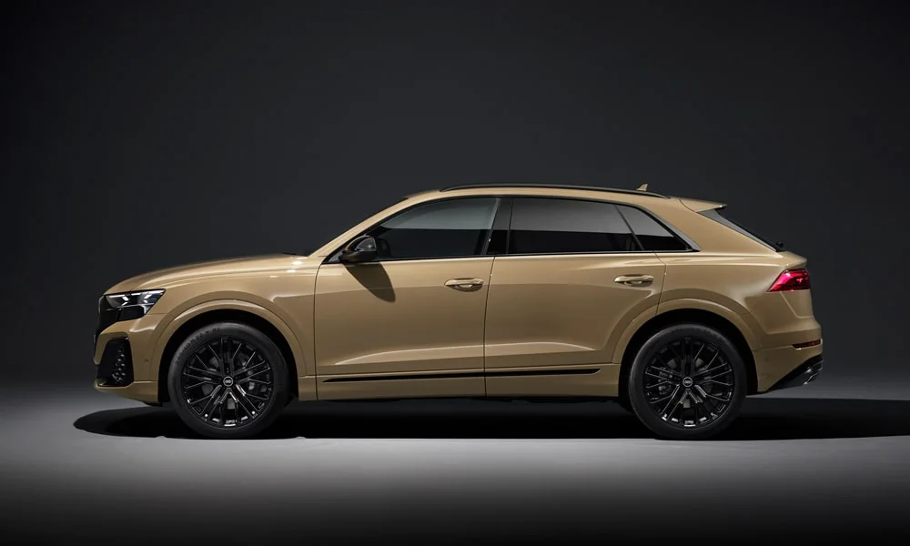 Фото Audi Q8 (2024) — вид сбоку, фото 3. Профиль кузова: колёсная база, свесы и линия остекления. Длинная база — простор второго ряда; короткие свесы упрощают парковку Audi Q8 (2024) — вид сбоку, фото 3