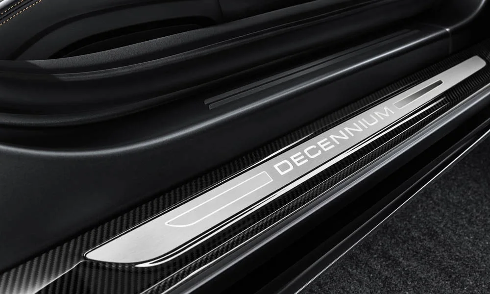 Фото Audi R8 (2024) — дверная карта. Дверная карта в тёмной отделке: подлокотник, динамик и блок стеклоподъёмников. Решётка динамика в двери — часть штатной акустики Audi R8 (2024) — дверная карта