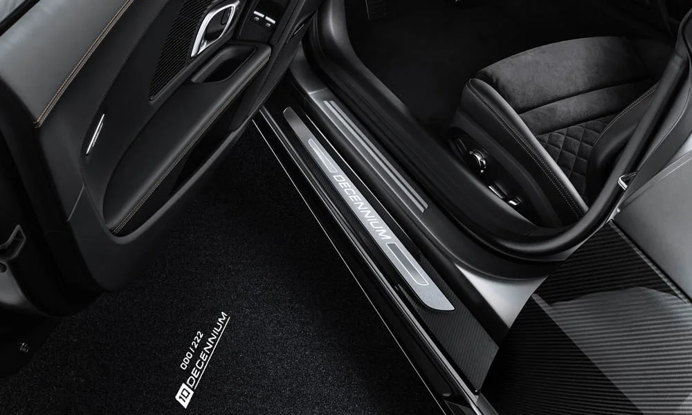 Фото Audi R8 (2024) — дверная карта, фото 2. Дверная карта в тёмной отделке: подлокотник, динамик и блок стеклоподъёмников Audi R8 (2024) — дверная карта, фото 2