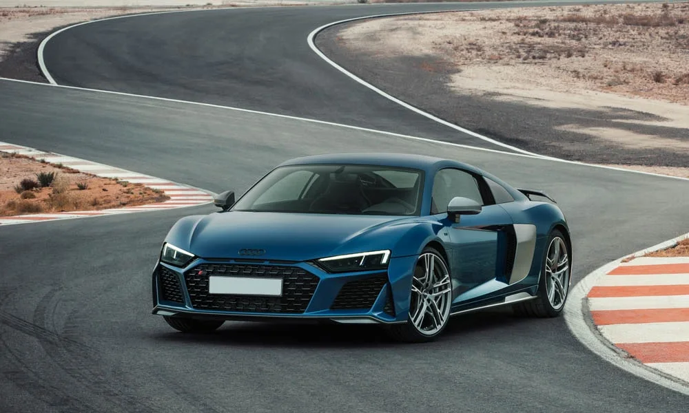 Фото Audi R8 (2024) — вид спереди, фото 4. Анфас: пропорции капота, посадка кузова и графика ходовых огней. Дневные ходовые огни включаются автоматически с запуском Audi R8 (2024) — вид спереди, фото 4