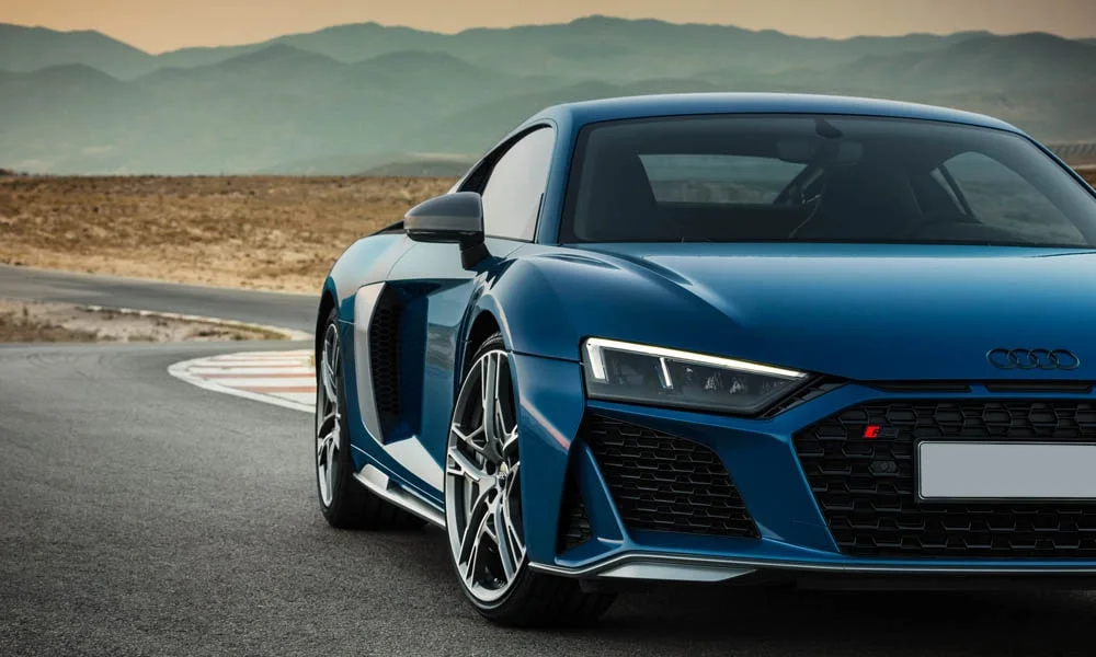 Фото Audi R8 (2024) — вид спереди, фото 5. Оптика, решётка и бампер — первое впечатление о модели. Рисунок ходовых огней — подпись модели, по нему её узнают в потоке Audi R8 (2024) — вид спереди, фото 5