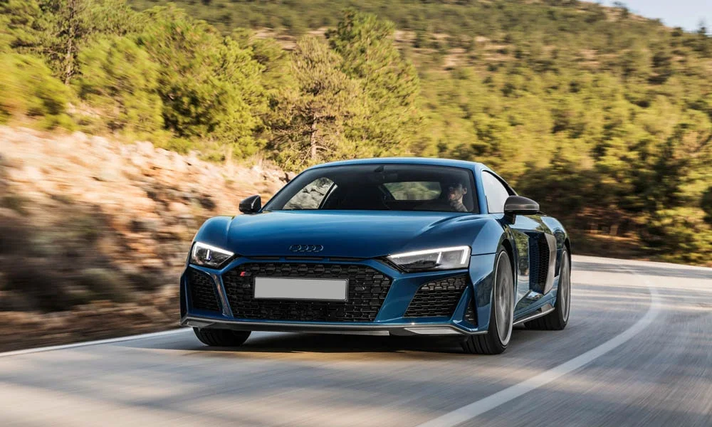 Фото Audi R8 (2024) — вид спереди, фото 8. Оптика, решётка и бампер — первое впечатление о модели. Рисунок ходовых огней — подпись модели, по нему её узнают в потоке Audi R8 (2024) — вид спереди, фото 8