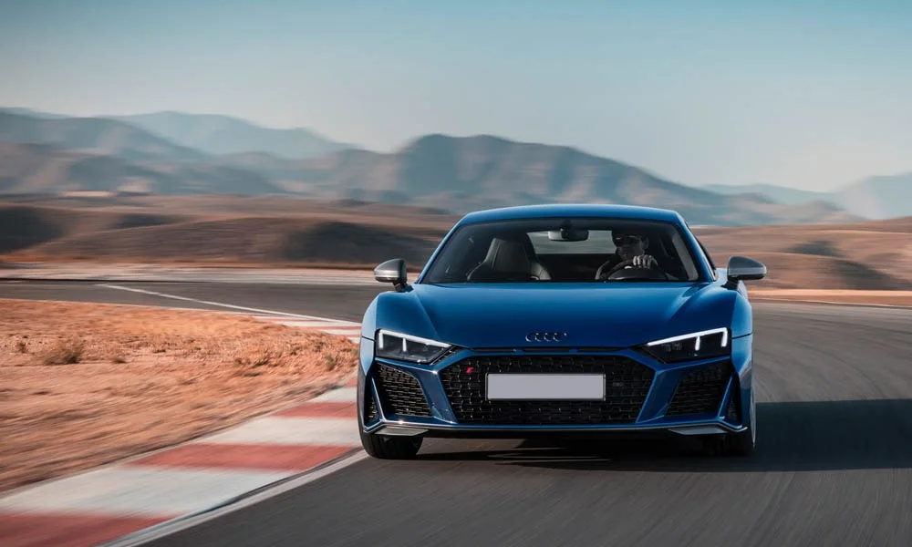 Фото Audi R8 (2024) — вид спереди, фото 10. Анфас: пропорции капота, посадка кузова и графика ходовых огней. Дневные ходовые огни включаются автоматически с запуском Audi R8 (2024) — вид спереди, фото 10